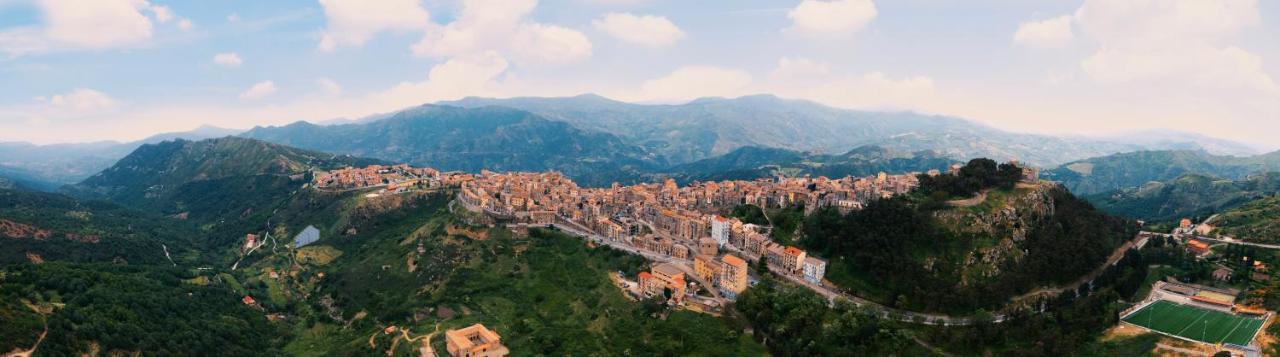 Donna VI Hotel Geraci Siculo エクステリア 写真